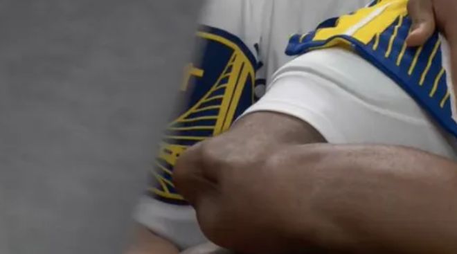 勇士后卫穆迪左膝撕裂赛季报销，季后赛前景蒙