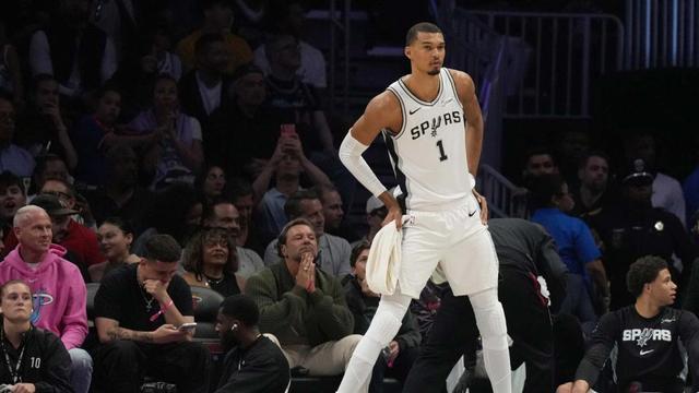 文班亚马26分钟狂砍26+15+5盖帽 创40年纪录助马