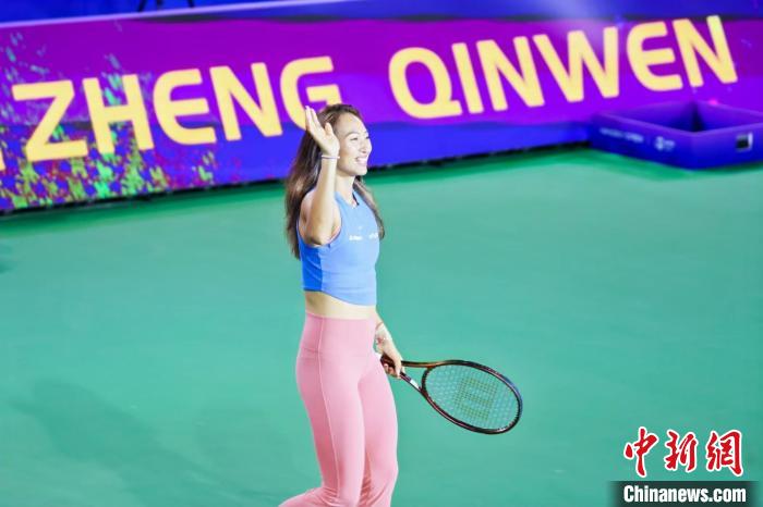 郑钦文因伤退赛宁波赛 与球迷互动传递体育精神